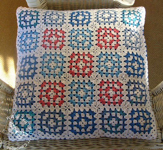Подушка из бабушкиных квадратов